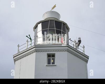 Broadstairs, Kent, Großbritannien. März 2020. Wetter in Großbritannien: Ein bewölkter Tag im Leuchtturm von North Foreland, an dem Wartungspersonal beobachtet wurde, wie er das Hauptlicht inspizierte. Seit 1499 wurde auf dem North Foreland ein Licht ausgestellt, das die Themse Estuary markiert und als Warnung vor der Nähe der Goodwin Sands gilt. Kredit: James Bell/Alamy Live News Stockfoto