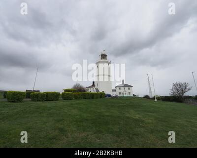 Broadstairs, Kent, Großbritannien. März 2020. Wetter in Großbritannien: Ein bewölkter Tag im Leuchtturm von North Foreland, an dem Wartungspersonal beobachtet wurde, wie er das Hauptlicht inspizierte. Seit 1499 wurde auf dem North Foreland ein Licht ausgestellt, das die Themse Estuary markiert und als Warnung vor der Nähe der Goodwin Sands gilt. Kredit: James Bell/Alamy Live News Stockfoto