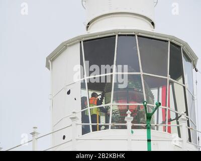 Broadstairs, Kent, Großbritannien. März 2020. Wetter in Großbritannien: Ein bewölkter Tag im Leuchtturm von North Foreland, an dem Wartungspersonal beobachtet wurde, wie er das Hauptlicht inspizierte. Seit 1499 wurde auf dem North Foreland ein Licht ausgestellt, das die Themse Estuary markiert und als Warnung vor der Nähe der Goodwin Sands gilt. Kredit: James Bell/Alamy Live News Stockfoto