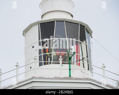 Broadstairs, Kent, Großbritannien. März 2020. Wetter in Großbritannien: Ein bewölkter Tag im Leuchtturm von North Foreland, an dem Wartungspersonal beobachtet wurde, wie er das Hauptlicht inspizierte. Seit 1499 wurde auf dem North Foreland ein Licht ausgestellt, das die Themse Estuary markiert und als Warnung vor der Nähe der Goodwin Sands gilt. Kredit: James Bell/Alamy Live News Stockfoto