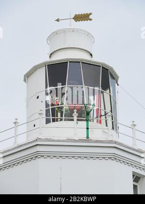 Broadstairs, Kent, Großbritannien. März 2020. Wetter in Großbritannien: Ein bewölkter Tag im Leuchtturm von North Foreland, an dem Wartungspersonal beobachtet wurde, wie er das Hauptlicht inspizierte. Seit 1499 wurde auf dem North Foreland ein Licht ausgestellt, das die Themse Estuary markiert und als Warnung vor der Nähe der Goodwin Sands gilt. Kredit: James Bell/Alamy Live News Stockfoto