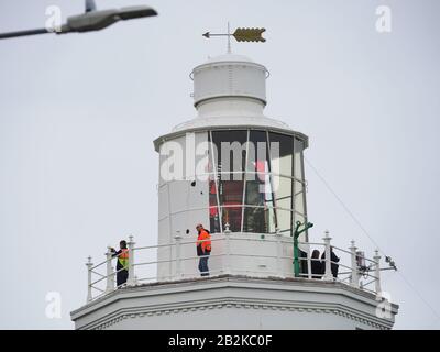 Broadstairs, Kent, Großbritannien. März 2020. Wetter in Großbritannien: Ein bewölkter Tag im Leuchtturm von North Foreland, an dem Wartungspersonal beobachtet wurde, wie er das Hauptlicht inspizierte. Seit 1499 wurde auf dem North Foreland ein Licht ausgestellt, das die Themse Estuary markiert und als Warnung vor der Nähe der Goodwin Sands gilt. Kredit: James Bell/Alamy Live News Stockfoto