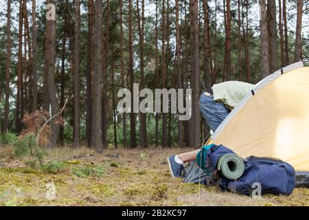 Tiefer Teil des Menschen, der in das Zelt im Wald eindringt Stockfoto