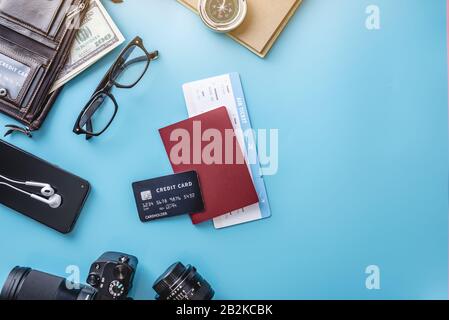 Alles notwendige für den Flug im Urlaub. Flugtickets, Reisepass, Telefon und Kreditkarte auf Holzgrund. Das Konzept der einfachen Vorbereitung Stockfoto