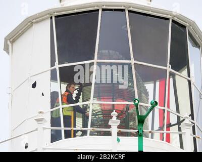 Broadstairs, Kent, Großbritannien. März 2020. Wetter in Großbritannien: Ein bewölkter Tag im Leuchtturm von North Foreland, an dem Wartungspersonal beobachtet wurde, wie er das Hauptlicht inspizierte. Seit 1499 wurde auf dem North Foreland ein Licht ausgestellt, das die Themse Estuary markiert und als Warnung vor der Nähe der Goodwin Sands gilt. Kredit: James Bell/Alamy Live News Stockfoto