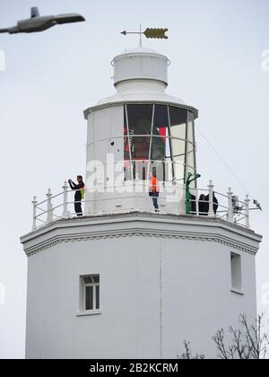 Broadstairs, Kent, Großbritannien. März 2020. Wetter in Großbritannien: Ein bewölkter Tag im Leuchtturm von North Foreland, an dem Wartungspersonal beobachtet wurde, wie er das Hauptlicht inspizierte. Seit 1499 wurde auf dem North Foreland ein Licht ausgestellt, das die Themse Estuary markiert und als Warnung vor der Nähe der Goodwin Sands gilt. Kredit: James Bell/Alamy Live News Stockfoto