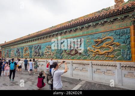 Bildschirm "Nine Dragons", Eingang zum Palast der Ruhigen Langlebigkeit, der Verbotenen Stadt, Peking, China Stockfoto