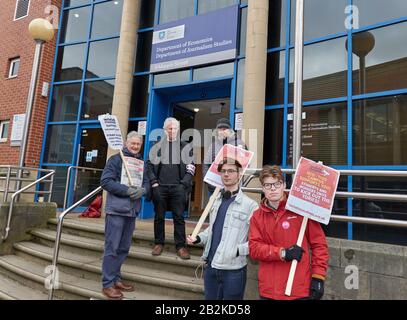 Die beeindruckenden Mitarbeiter der University of Sheffield und Anhänger sozialistischer Studenten außerhalb der Abteilungen für Journalismusstudien und Wirtschaft an der Universität Stockfoto