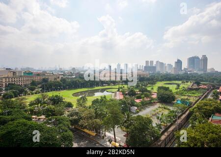 Blick auf Golfplatz und Skyline der Stadt; Manila; Philippinen Stockfoto