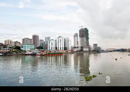 Fluss Pasig mit Stadtsilhouette; Manila; Philippinen Stockfoto