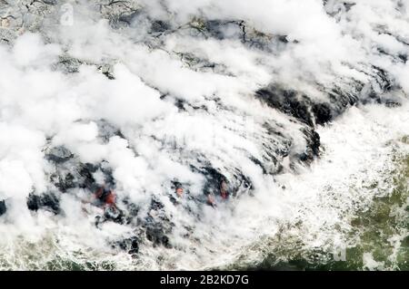 Lava erreicht den Ozean und formt die große Insel von Hawaii um. Luftaufnahmen. Stockfoto