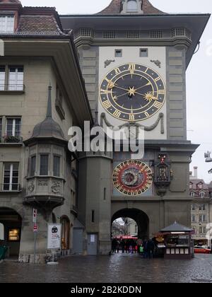 Die Zytglogge, ein 1405 errichtetes, markantes Mittelalteruhrwerk mit mechanischen beweglichen Figuren an der Stunde & astronomischen Uhr in Bern. Stockfoto