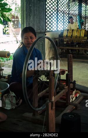 Siem Reap, Kambodscha, Asien: Auffüllen von Seidenfäden in den Workshops des Artisan Angkor Projekts Stockfoto