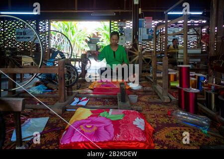 Siem Reap, Kambodscha, Asien: Auffüllen von Seidenfäden in den Workshops des Artisan Angkor Projekts Stockfoto