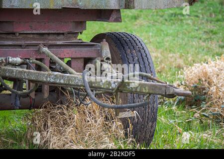 Feder einer Anhängerzugstange voller Moos, Sporen und Rost Stockfoto