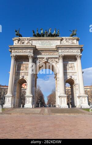 Triumphbogen Porta Sempione oder Sempionstor, es ist ein Stadttor von Mailand, Italien. Vertikales Foto Stockfoto