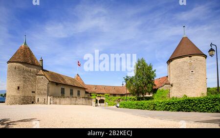 Rolle Chateau Liegt Auf Dem Gebiet Des Genfer Waadtländer Sees In Der Schweiz Stockfoto