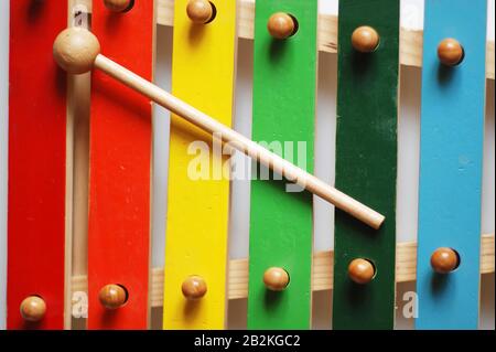 Buntes Xylophon für Kinder zum Musikhören Stockfoto