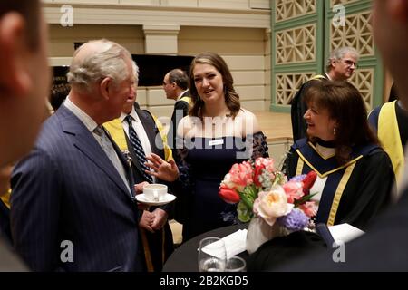 Großbritanniens Prinz Charles spricht mit der amerikanischen Studentin und Mezzosopranistin Emily Sierra (Zentrum) aus Chicago und der britischen Komponistin für Film und Fernsehen Debbie Wiseman während eines Empfangs in der neuen Performance Hall, nachdem sie sie sie mit Auszeichnungen am Royal College of Music in London ausgezeichnet hatte. Stockfoto