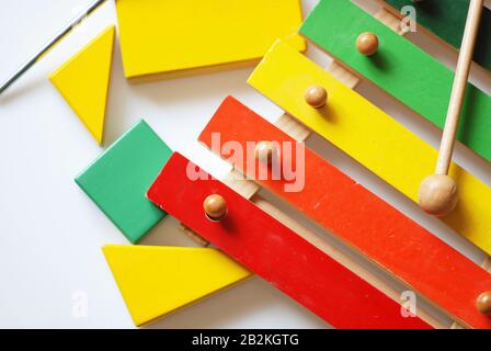Xylophon für Kinder und bunte Holzziegel Stockfoto
