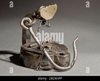 Öllampen des Bergarbeiters aus antiker Eisen mit hängendem Haken Stockfoto