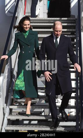 Dublin, Irland. März 2020. Königlicher Besuch in Irland. Der Herzog und die Herzogin von Cambridge, Prinz William und Kate Middleton, steigen aus dem Flugzeug, während sie am Flughafen Dublin ankommen, um Irland bei ihrem ersten offiziellen Besuch im irischen Staat zu besuchen. Foto: Leah Farrell/RollingNews.ie. Credit: RollingNews.ie/Alamy Live News Stockfoto