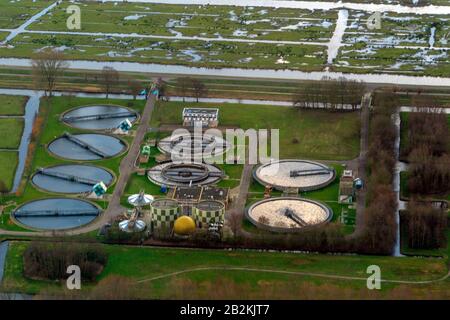 Luftansicht der Wasseraufbereitungsfabrik aus dem Flugzeug Stockfoto