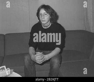 Julian Lennon, 17-jähriger Sohn von Ex-Beatle John Lennon, am Londoner Flughafen Heathrow, als er nach New York ging, wo sein Pop-Superstar Vater gestern Abend von einem Mann erschossen wurde, als er in seiner New Yorker Wohnung ankam. Stockfoto