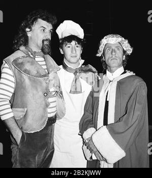 Billy Connolly (l), Julian Lennon (Mitte) und Roger Daltrey in ihren „exklusiven“ Emanual-Kostümen bei der Generalprobe der „Jagd auf den Hai“ in der Royal Albert Hall, London. Die Show, die auf Lewis Carrolls „Nonsense“-Gedicht basiert, wird in einem Konzert zur Unterstützung der British Deaf Association uraufgeführt. Stockfoto