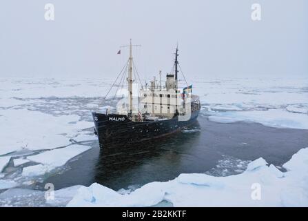 Schwedisches Boot steckte im Eis in Spitzbergen, Norwegen Stockfoto