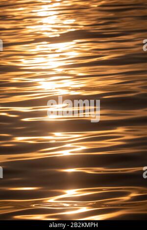 Spiegelung der Sonne in Wellen Stockfoto