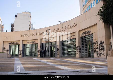 Beirut, Libanon. 3. März 2020: Der Hauptzugang zur Libanon-Zentralbank (Banque du Liban) wird von Regierungsgegnern in politische Graffti eingedeckt. Credit: Amer ghazzal/Alamy Live News Stockfoto