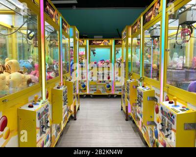 Hongkong, November 2019: Weiches Spielzeug, Tiere in Klauenautomaten, Hongkong Stockfoto