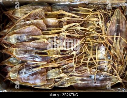 Getrocknetes Tintenfisch auf dem Lebensmittelmarkt in China, trockene Meeresfrüchte - Stockfoto