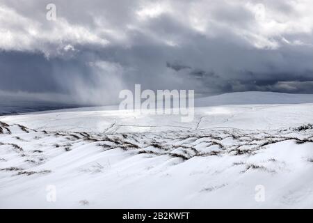 Schneeschauer, Die Über Upper Teesdale Hinwegfegen, Von Great Stony Hill, Teesdale, County Durham, Großbritannien Aus Gesehen Stockfoto