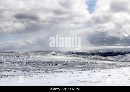 In Upper Teesdale fielen Schneeschauer Über Cronkley, Von Great Stony Hill, Teesdale, County Durham, Großbritannien Aus Stockfoto