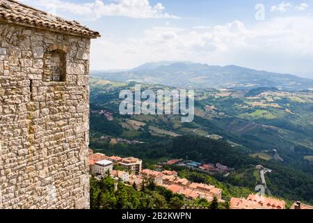 Die pastorale norditalienische Landschaft umgibt die Berge und befestigten Mauern der kleinen Republik San Marino in Südeuropa Stockfoto