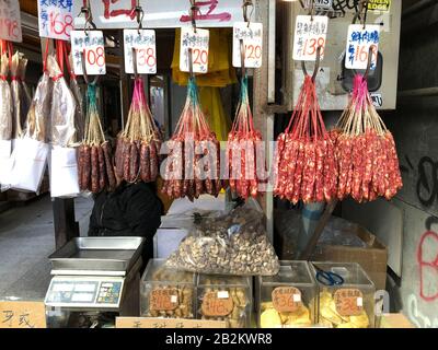 Hongkong, November 2019: Wurst und Fleisch im Straßengeschäft in Hongkong zum Verkauf Stockfoto