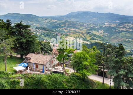 Die pastorale norditalienische Landschaft umgibt die Berge und befestigten Mauern der kleinen Republik San Marino in Südeuropa Stockfoto