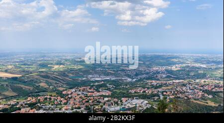 Die pastorale norditalienische Landschaft umgibt die Berge und befestigten Mauern der kleinen Republik San Marino in Südeuropa Stockfoto