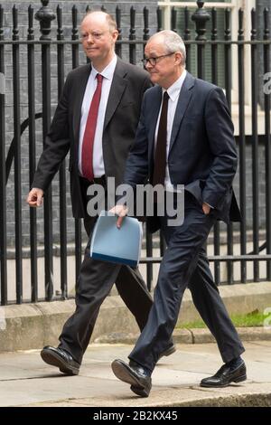 (200303) - London, 3. März 2020 (Xinhua) - Chief Medical Officer für England Chris Whitty (L) und der wissenschaftliche Berater der britischen Regierung Patrick Vallance treffen an der Downing Street ein, um an einer Pressekonferenz zum Aktionsplan Coronavirus der Regierung in London, Großbritannien, 3. März 2020 teilzunehmen. (Foto von Ray Tang/Xinhua) Stockfoto