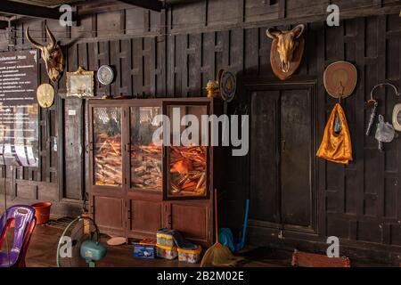 PHOTHARAM, Thailand, 02.Juni 2018, orange Tasche hängen an der Wand mit talipot Ventilator im buddhistischen Kloster Stockfoto