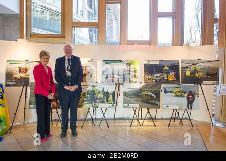 Edinburgh, Großbritannien. März 2020. Abgebildet: (L-R) Nicola Sturgeon MSP - Erster Minister von Schottland und Führer der Scottish National Party (SNP); Mike Beale - Vice Chairman of Scotland's Charity Air Ambulance. Szenen aus dem schottischen Parlament in Holyrood, Edinburgh. Kredit: Colin Fisher/Alamy Live News Stockfoto