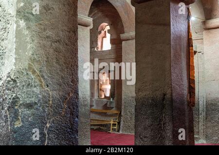 Interioir von Bet Medhane Alem - eine der Felsenkirchen in Lalibela, Äthiopien Stockfoto