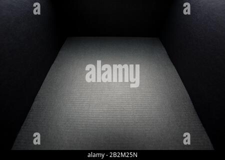 Schwarzes Feld ohne Abdeckung auf weißem Hintergrund, Ansicht von innen. Isolieren Stockfoto