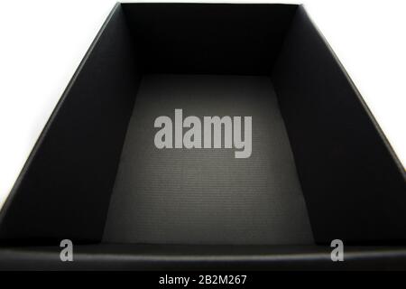 Schwarzes Feld ohne Abdeckung auf weißem Hintergrund, Ansicht von innen. Isolieren Stockfoto