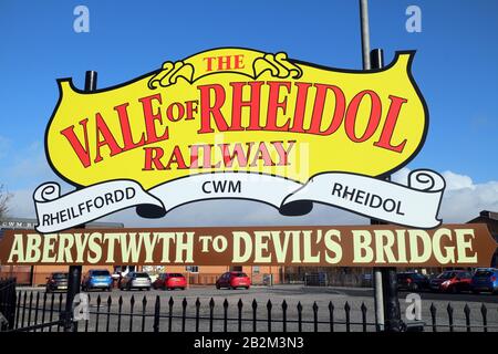 Schild an der Einfahrt zur Vale of Rheidol Railway, Aberystwyth, Wales, Großbritannien Stockfoto