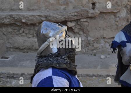 Mittelalterturniere, bei dem christliche Soldaten geduzt wurden. In der Burg Atalaya, Villena, Spanien, auf dem mittelalterlichen Markt Stockfoto