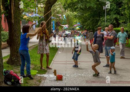 Kolobrzeg, Polen - 31. juli 2016: Ein schöner Sommertag im Park in Kolobrzeg Stockfoto