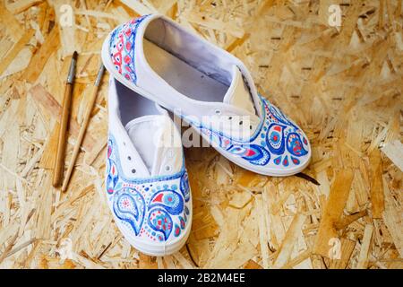 Bishkek, Kirgisistan - 24. Mai 2017: Malkonzept. Farbige Farbe, Sneaker. Stockfoto